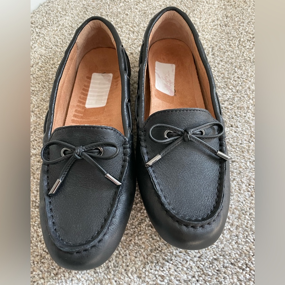 Like New - Vionic blk loafers size USA 6